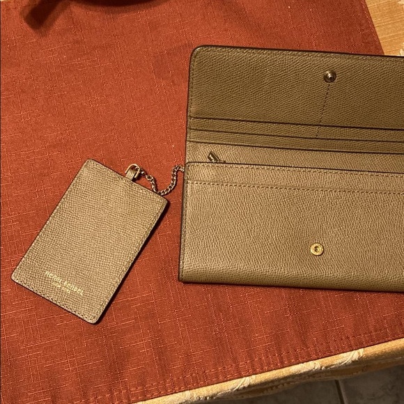 Henri bendel wallet - Picture 2 of 3